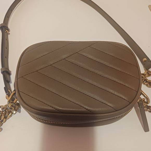 Tory Burch Kira Chevron Small Camera Bag In The Color Taupe. - Picture 4 of 4